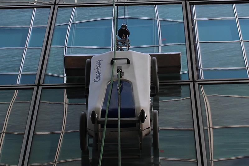 Nettoyage des vitres et façades. Le robot Erylon au service des experts d'Apic