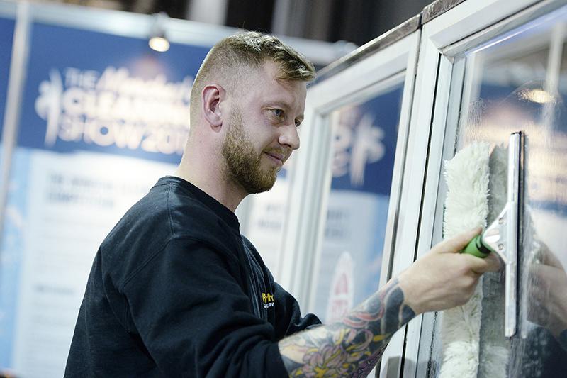 Hygiène et nettoyage. Coupe du monde des laveurs de vitres au « Cleaning show »