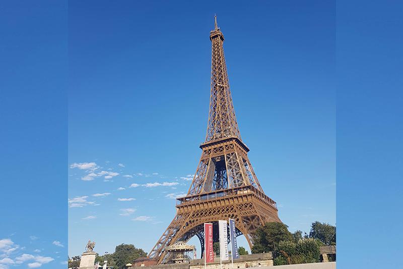 Stem Propreté grimpe dans la Tour Eiffel