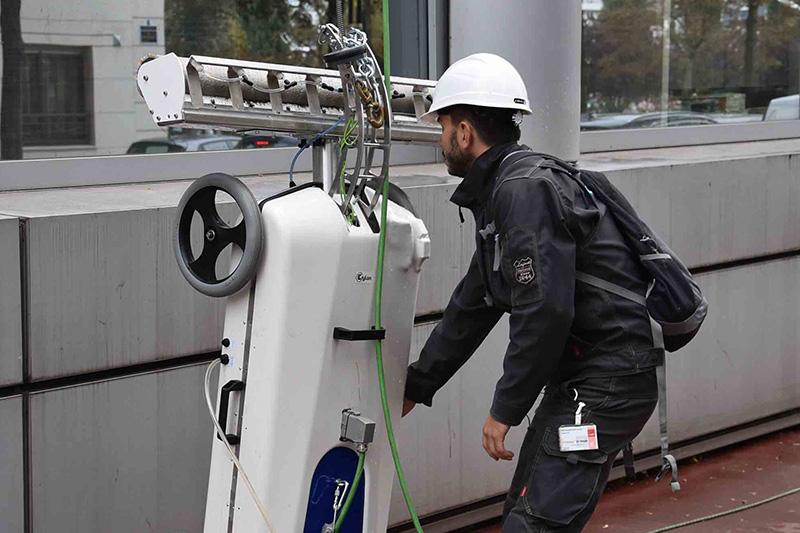 Nettoyage de vitres. Le 1er robot laveur de vitres vertical testé in situ!